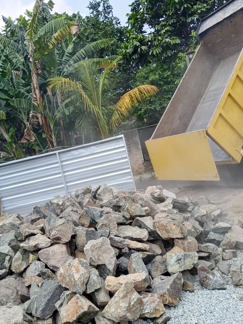 Dump truck membongkar batu belah