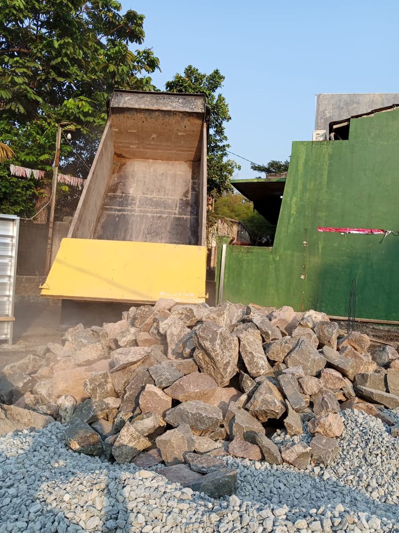 Bongkar muat batu belah di lokasi
