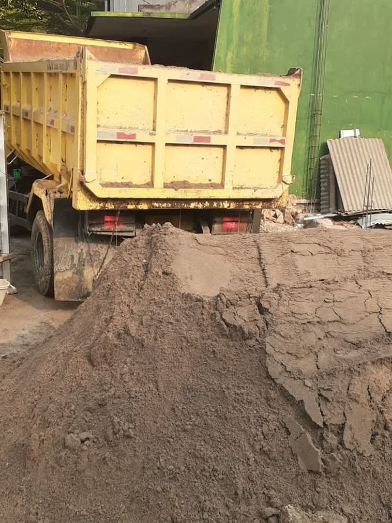 Truk pengangkut pasir di lokasi pelanggan