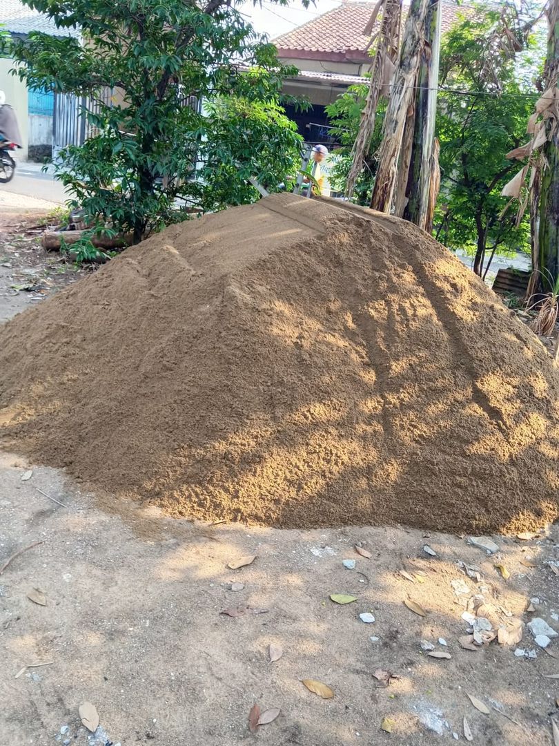 Tumpukan pasir di lokasi proyek